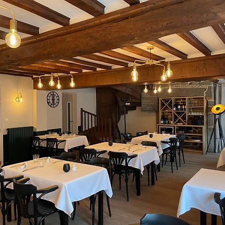 Restaurant Hotel Logis Chez Sophie Briouze エクステリア 写真