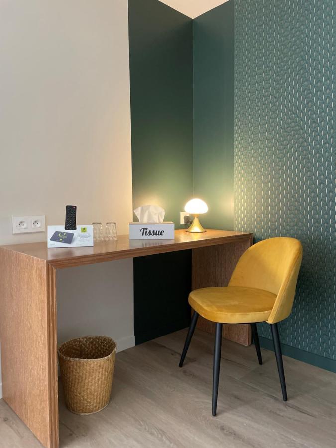 Restaurant Hotel Logis Chez Sophie Briouze エクステリア 写真