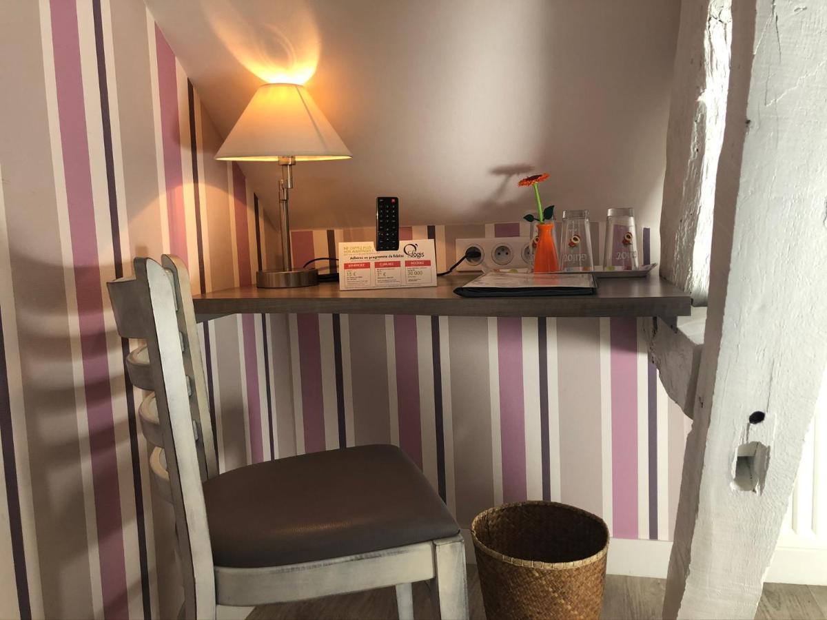Restaurant Hotel Logis Chez Sophie Briouze エクステリア 写真
