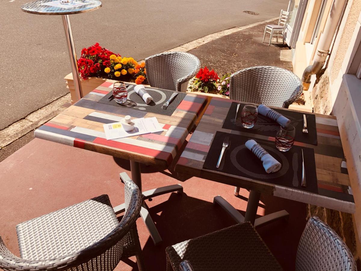 Restaurant Hotel Logis Chez Sophie Briouze エクステリア 写真