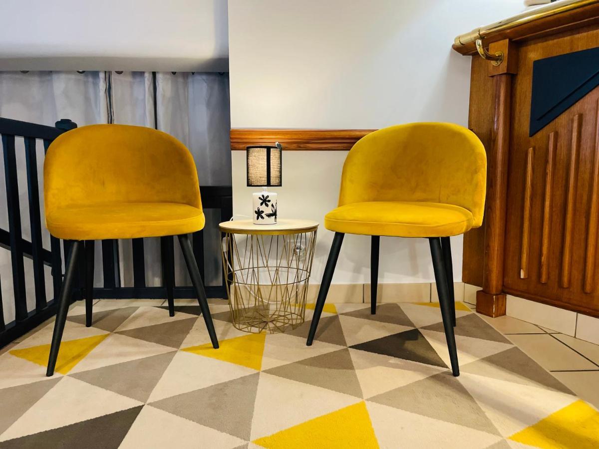 Restaurant Hotel Logis Chez Sophie Briouze エクステリア 写真