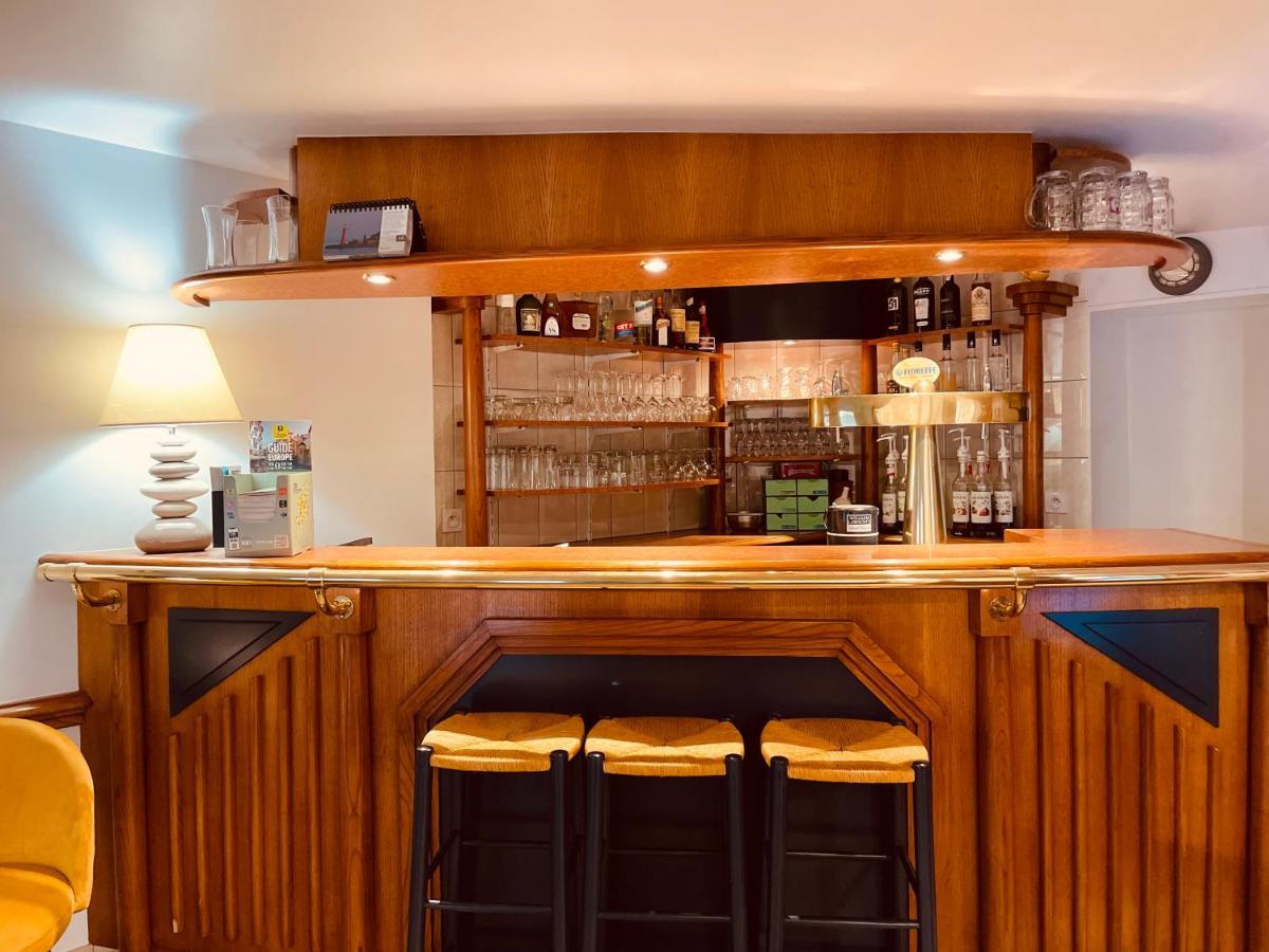 Restaurant Hotel Logis Chez Sophie Briouze エクステリア 写真
