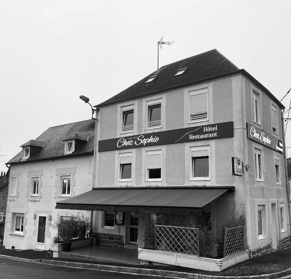 Restaurant Hotel Logis Chez Sophie Briouze エクステリア 写真