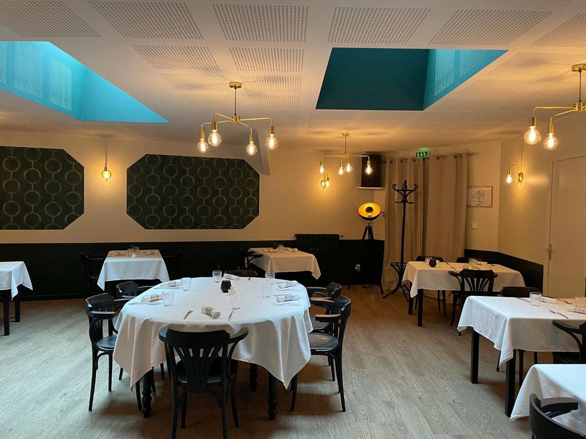 Restaurant Hotel Logis Chez Sophie Briouze エクステリア 写真