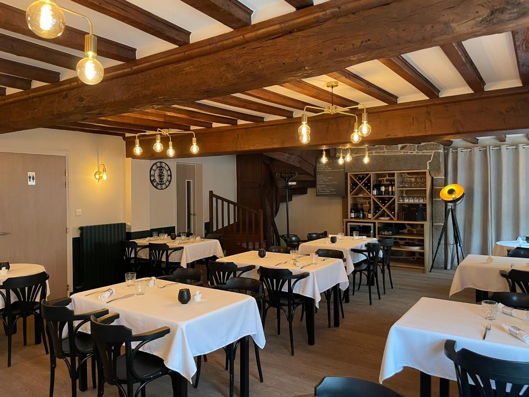 Restaurant Hotel Logis Chez Sophie Briouze エクステリア 写真