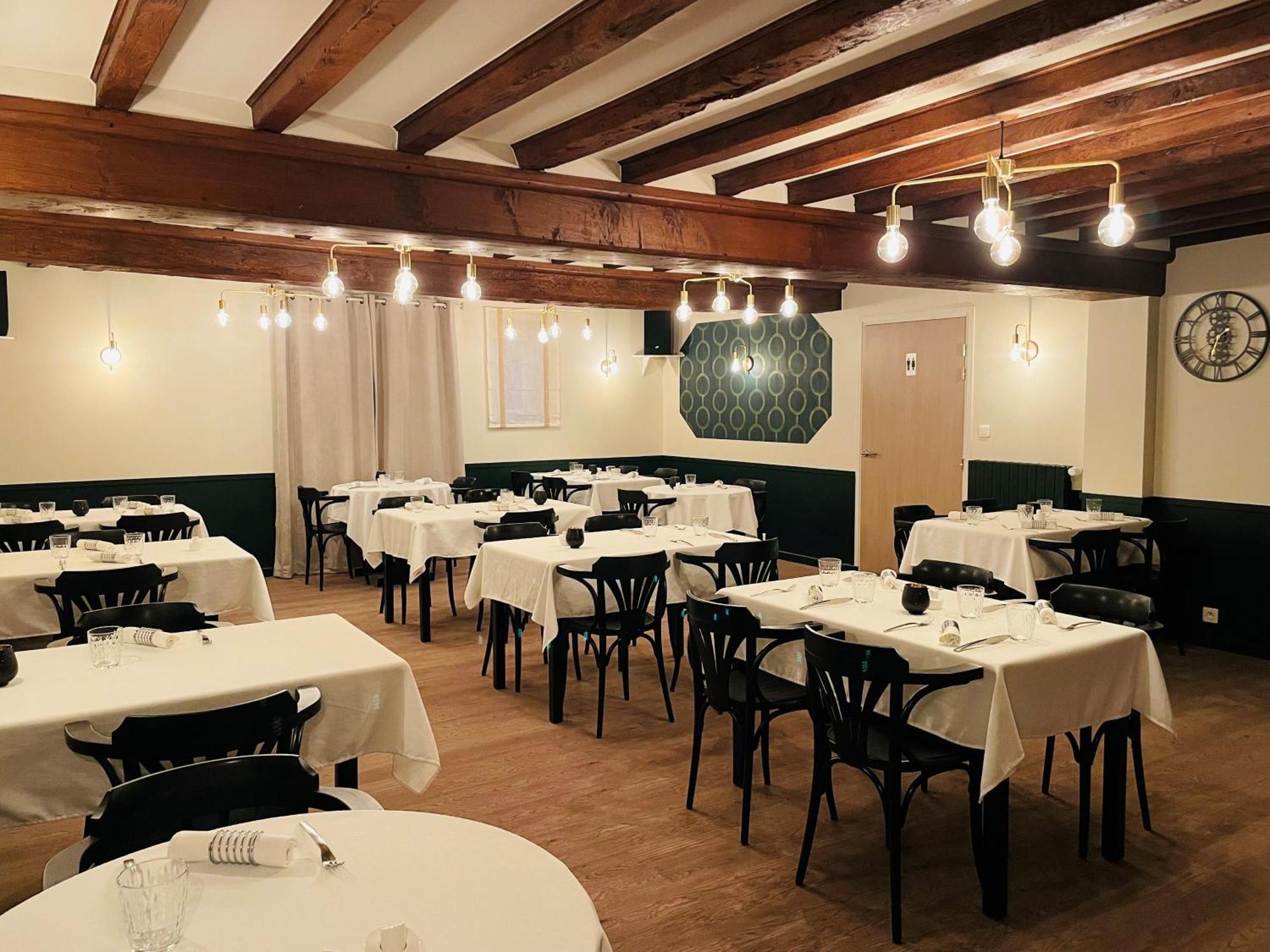 Restaurant Hotel Logis Chez Sophie Briouze エクステリア 写真
