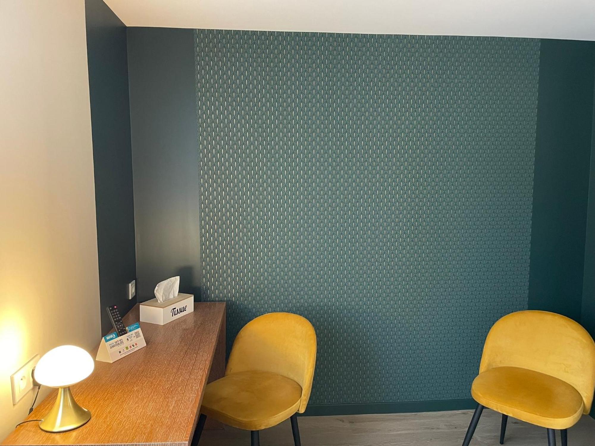 Restaurant Hotel Logis Chez Sophie Briouze エクステリア 写真