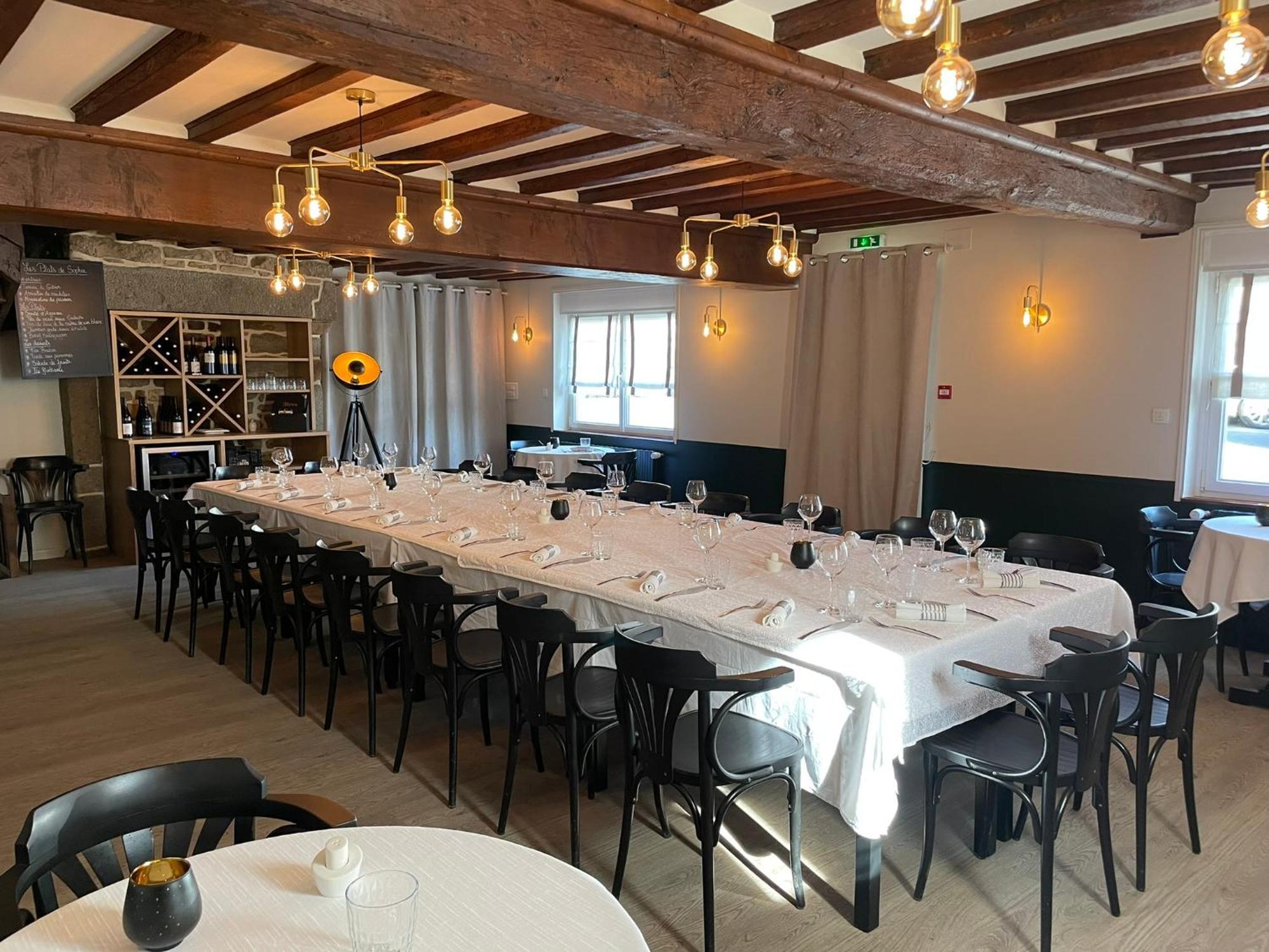 Restaurant Hotel Logis Chez Sophie Briouze エクステリア 写真