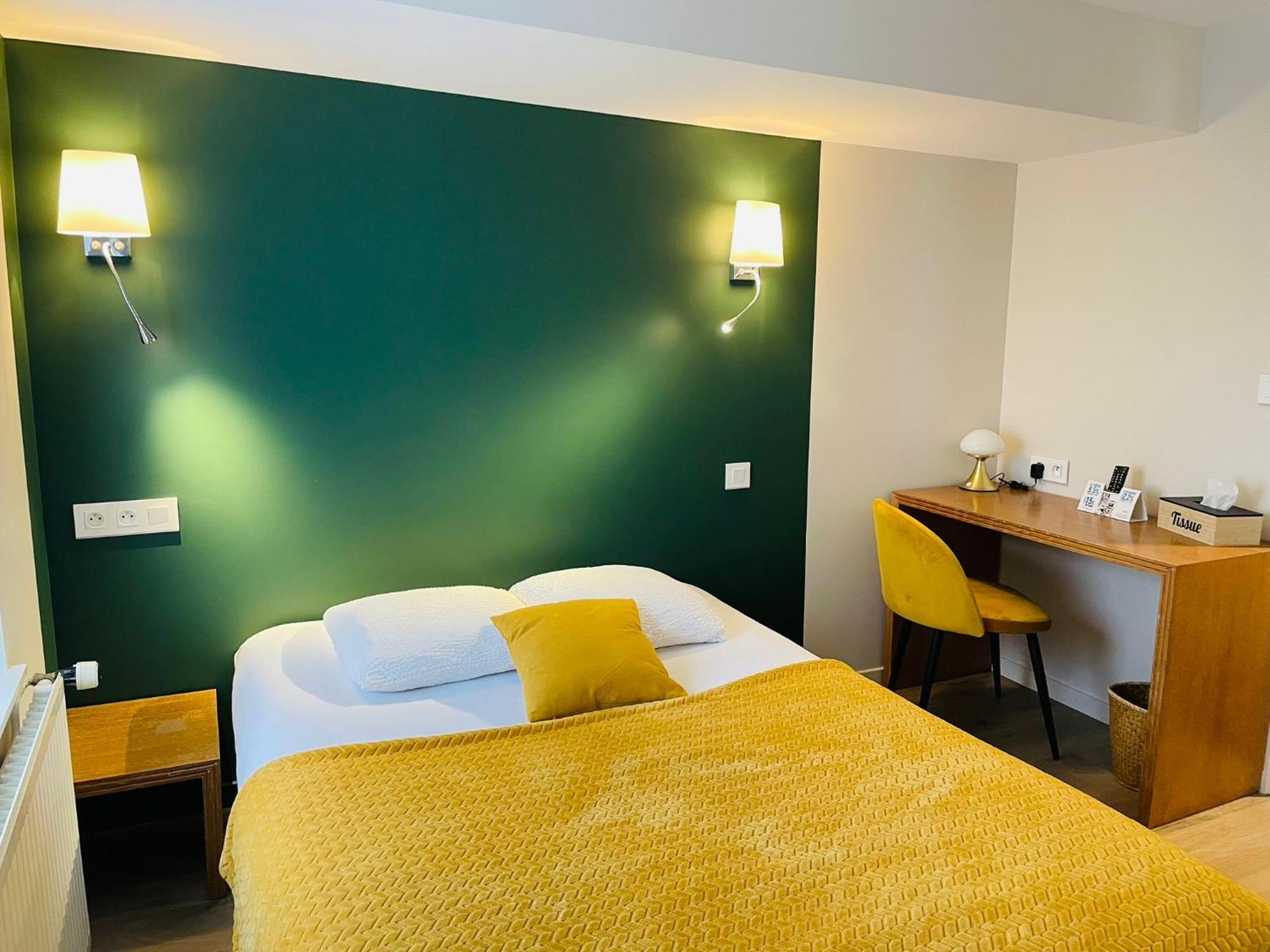 Restaurant Hotel Logis Chez Sophie Briouze エクステリア 写真