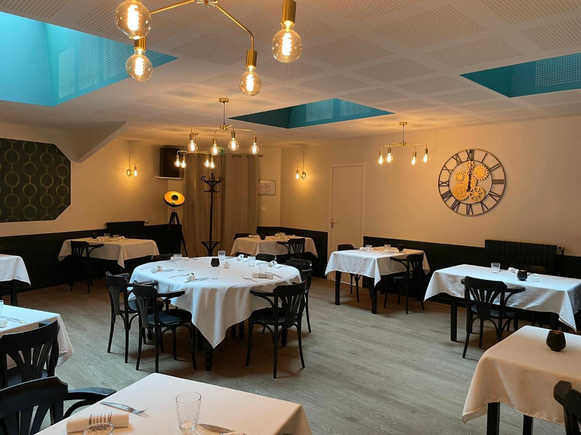 Restaurant Hotel Logis Chez Sophie Briouze エクステリア 写真