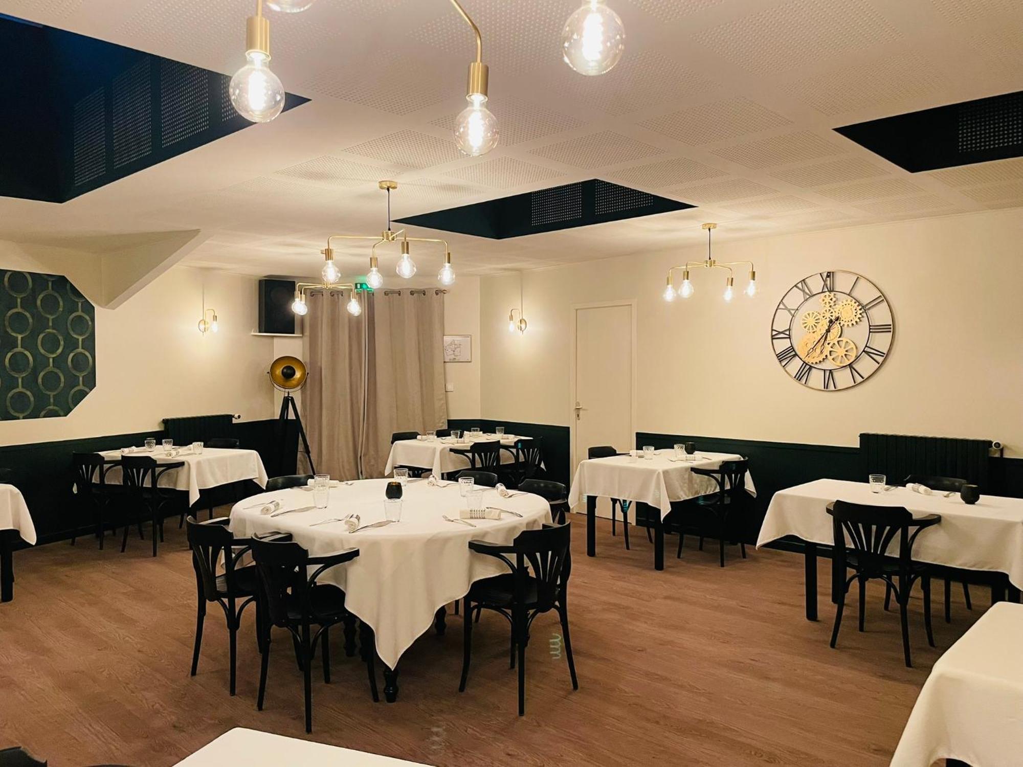 Restaurant Hotel Logis Chez Sophie Briouze エクステリア 写真