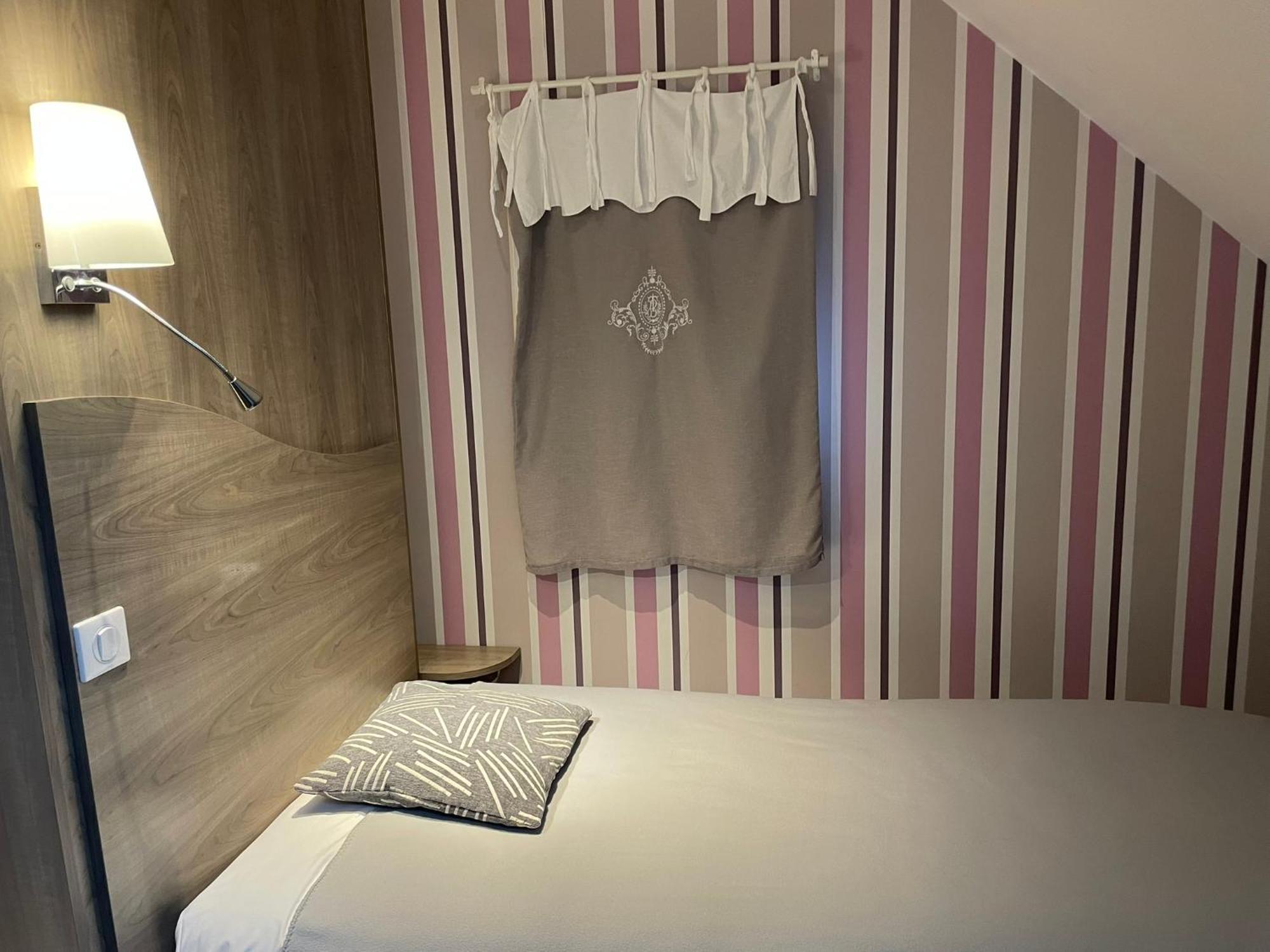 Restaurant Hotel Logis Chez Sophie Briouze エクステリア 写真