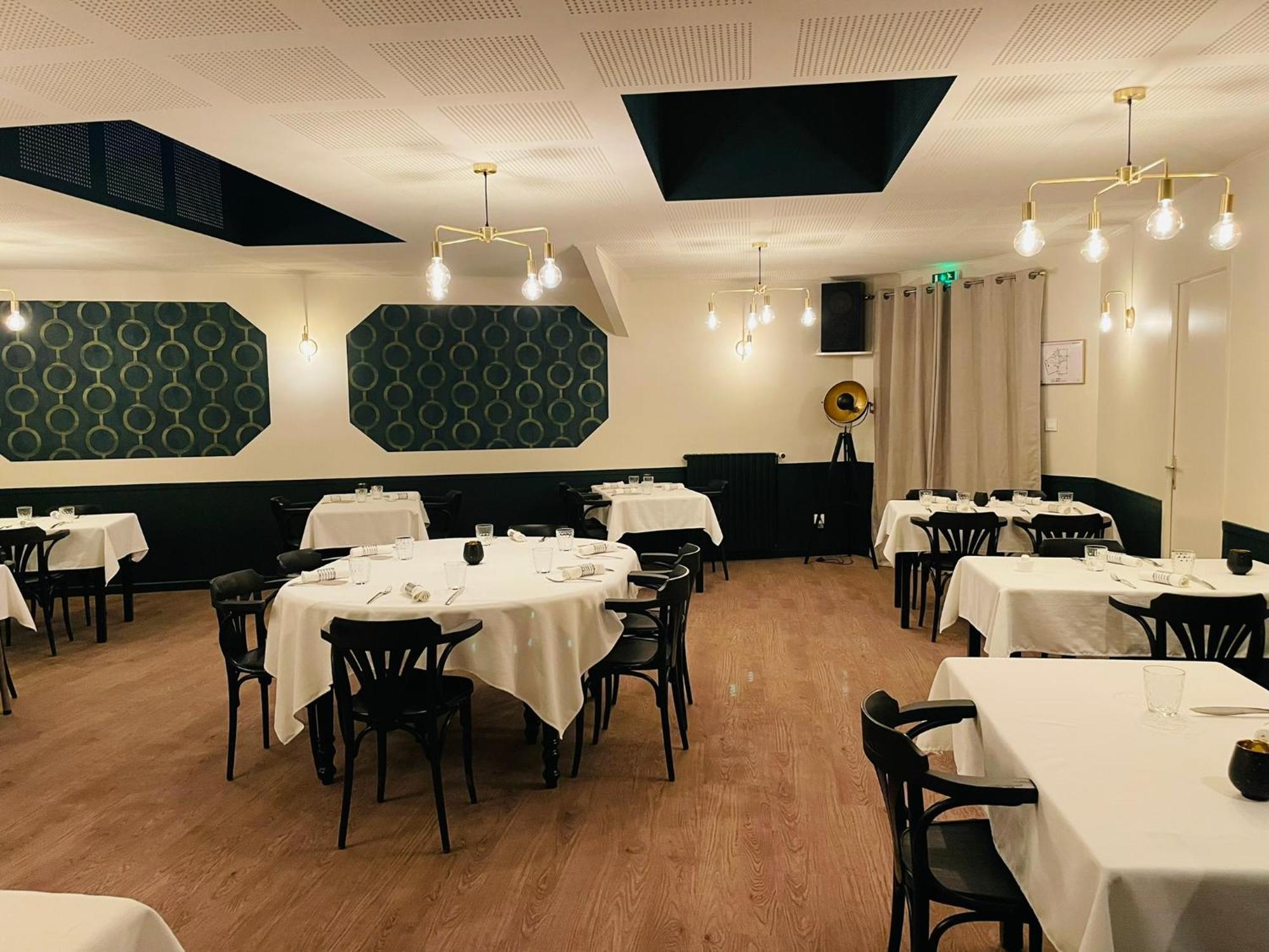 Restaurant Hotel Logis Chez Sophie Briouze エクステリア 写真