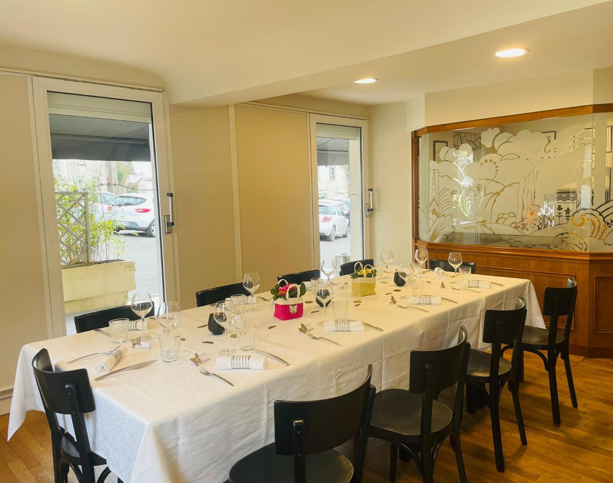 Restaurant Hotel Logis Chez Sophie Briouze エクステリア 写真