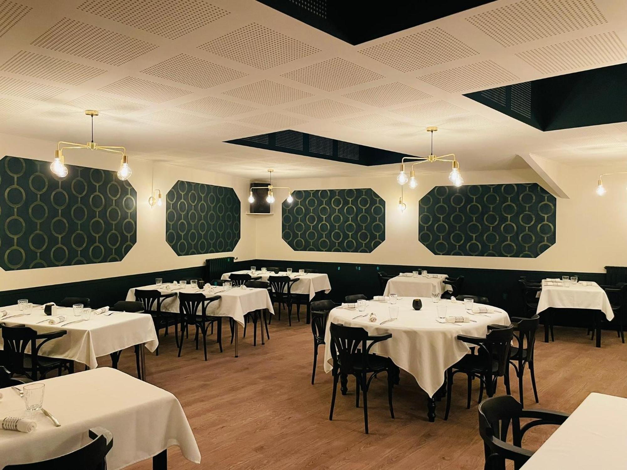 Restaurant Hotel Logis Chez Sophie Briouze エクステリア 写真